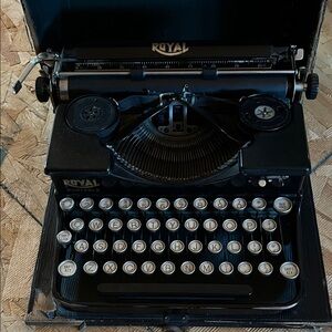 ROYAL Vintage Classic Black Typewriter 
Taylor Swift Fans!!